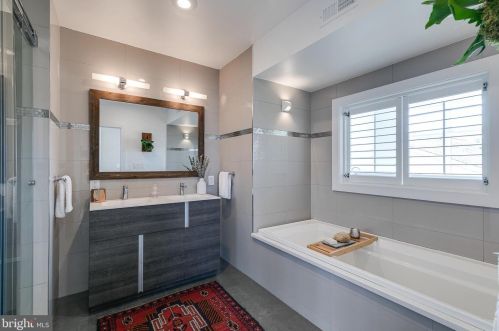 720 4 St, Philadelphia PA 19147-3127 exterior