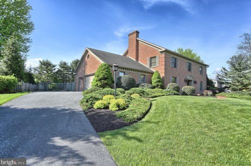 54 Strayer Dr, Carlisle PA 17013-4404 exterior