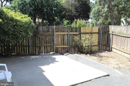 5076 Queens Wood Dr, Springfield VA  22015-1530 exterior