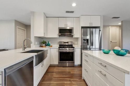 5204 Creekline Dr, Austin TX  78745-2227 exterior
