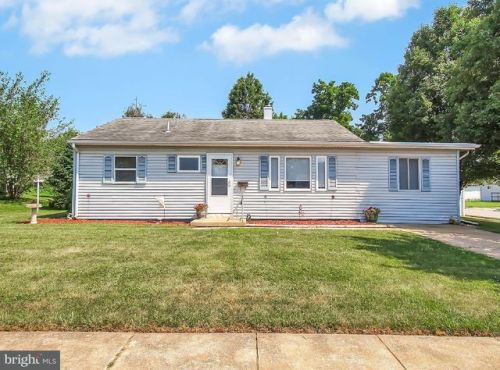 715 Kelly Dr, York, PA 17404-2405