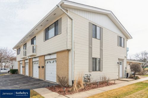 124 Fairlane Ct, Hanover Park, IL 60108-8279