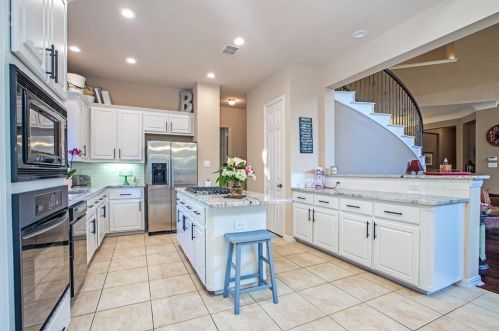 2561 Grn Oak Dr, Carrollton TX 75010-4221 exterior