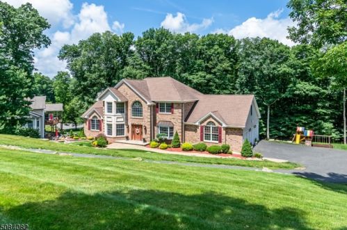 27 Kern Dr, Roxbury Township, NJ 07836-9726