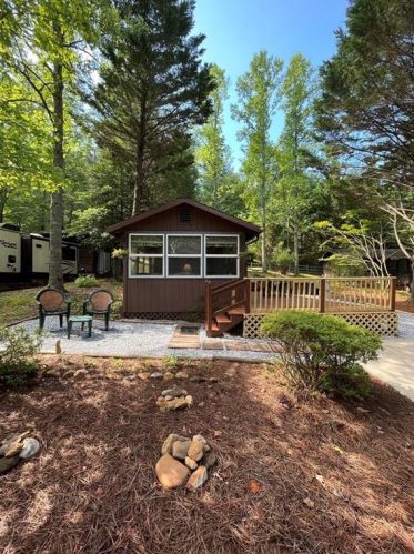 121 Hidden Valley Rd, Cleveland, GA 30528-2181