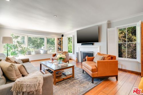 2660 Glenoaks Blvd, Glendale CA  91206-3107 exterior