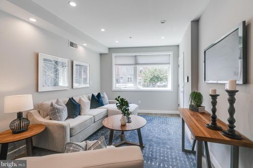 921 11th St, Philadelphia, PA 19123-1135