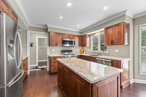 1435 Foxhill Rd, Naperville, IL 60563-2102