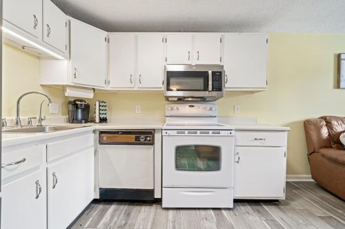 407 Elmwood Dr, Hudson NH  03051-3242 exterior