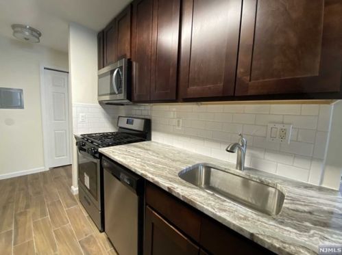 13 River Rd, Nutley, NJ 07110-3425