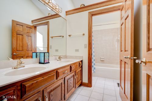1547 Pine Lake Dr, Naperville IL  60564-9791 exterior