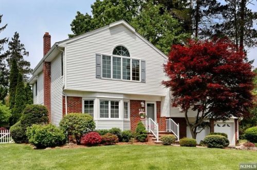 445 3rd St, Oradell, NJ 07649-1717