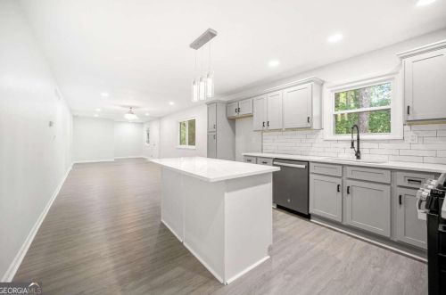 3007 Dogwood Dr, Atlanta GA  30344-3905 exterior
