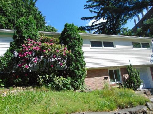 378 Pine St, Waterbury, CT 06704-2933