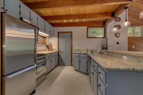 117 Basque Dr, Truckee CA  96161-3907 exterior