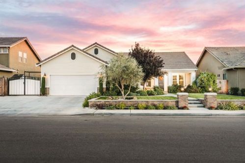 3286 Ashcroft Ave, Clovis, CA 93619-9221