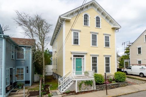 16 Sherman St, Middletown, RI 02840-2924