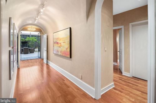 110 Front St, Philadelphia PA 19106-3000 exterior