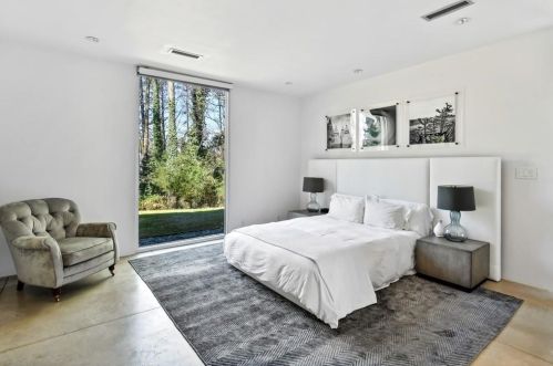 5890 Hilderbrand Dr, Atlanta GA  30328-5149 exterior
