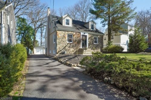 14 Edgemont Rd, Town Center, NJ 07052-2008