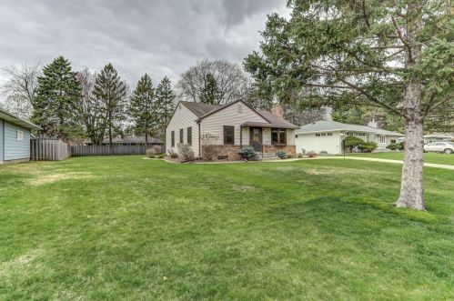 2233 Fernwood St, Saint Paul MN  55113-4311 exterior