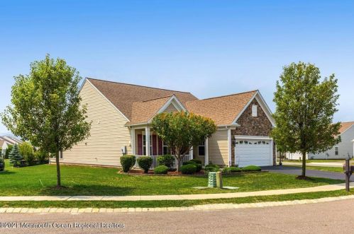 2 Peterborough Ln, Lakehurst, NJ 08759-7320