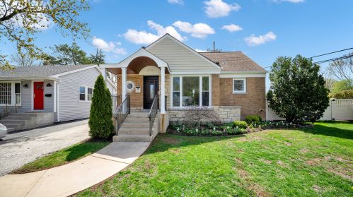 2145 Mcarthur Dr, Glenview, IL 60025-4922
