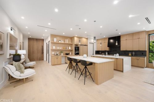 15442 Camarillo St, Van Nuys CA  91403-1039 exterior