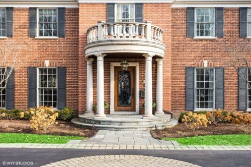 861 Bell Ln, Northfield, IL 60093-1603