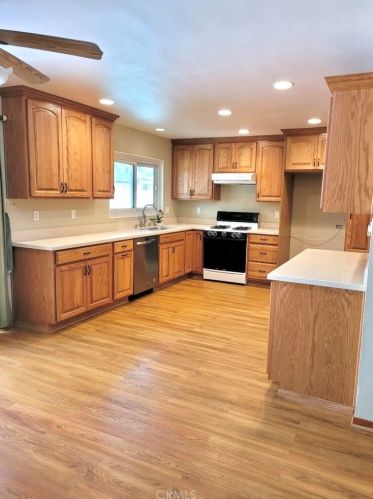 3557 Royal Ave, Simi Valley, CA 93063-3242