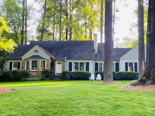 3967 Club Dr, Atlanta, GA 30319-1146