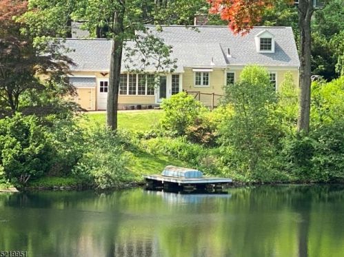 41 Scenic Dr, Parsippany, NJ 07834-3315