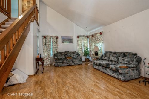 25 Fallbrook Dr, Glendale Heights, IL 60139-1878