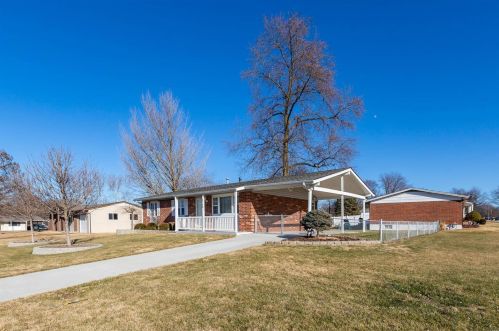 2768 Midvale Dr, Hazelwood, MO 63043-1759