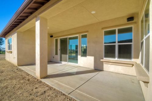 1833 Sugarbush Dr, Vista CA 92084 exterior