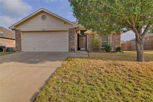 105 Kings Way Dr, Rhome, TX 76078-4443