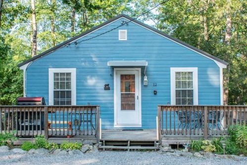 12 Hemlock St, Hillsboro, NH 03244-5028