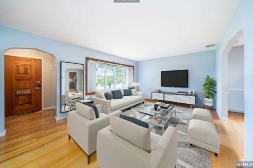 122 Harrison Ave, Hasbrouck Heights, NJ 07604-1006
