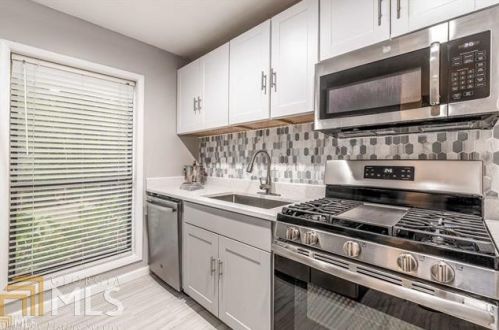 1702 Cumberland Ct, Smyrna GA  30080-8660 exterior