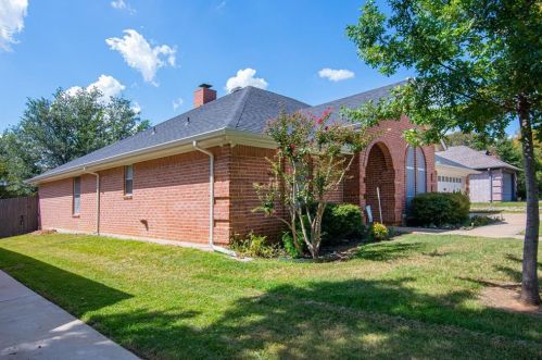 7005 Spanish Oaks Dr, Fort Worth, TX 76182-3276