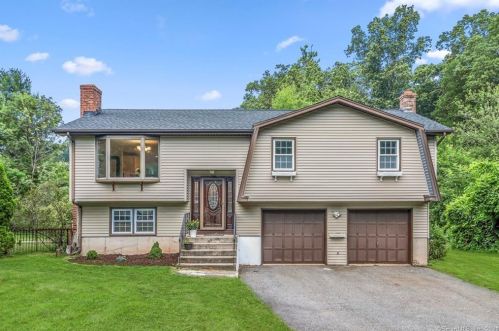 66 Lorraine Ter, Middletown, CT 06457-2335