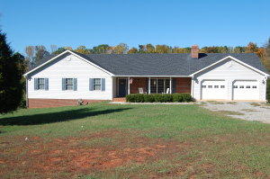 2332 Twin Lake Dr, Bedford, VA 24523-6558