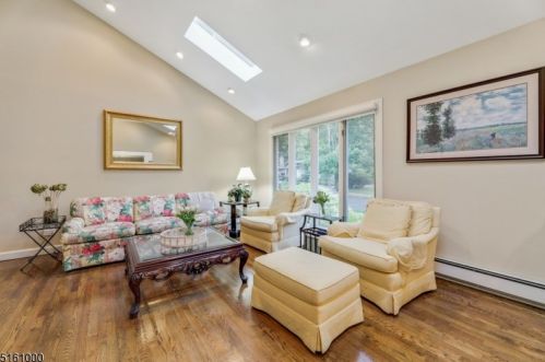 16 Knollwood Dr, Town Center NJ  07052-2406 exterior