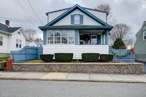 16 Burdick Ave, Middletown, RI 02840-1709