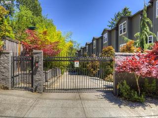 4652 Condor Ave, Portland OR  97239-4067 exterior
