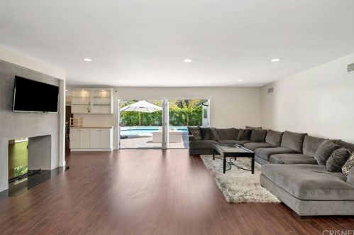 3634 Royal Woods Dr, Van Nuys CA  91403-4214 exterior