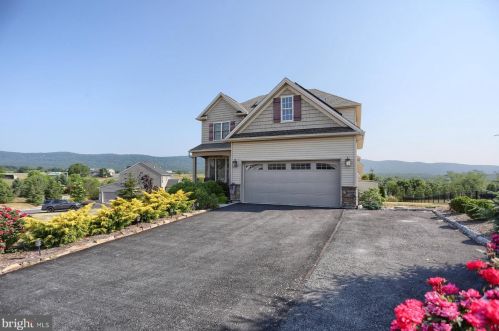 705 Appalachian Ave, Carlisle, PA 17013-9107