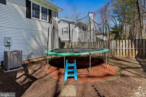 10121 Schoolhouse Woods Ct, Springfield VA  22015-2725 exterior