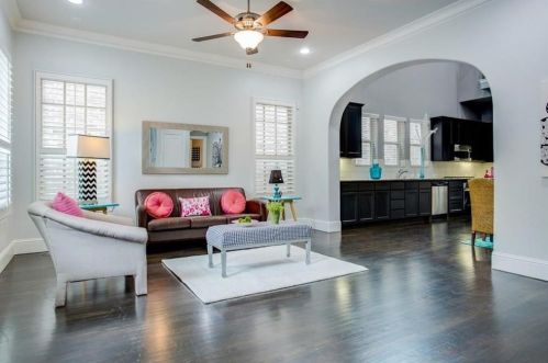 2221 Longwood Dr, Carrollton TX  75010-4910 exterior