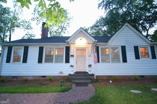 4 Northside Dr, Newnan, GA 30263-1621